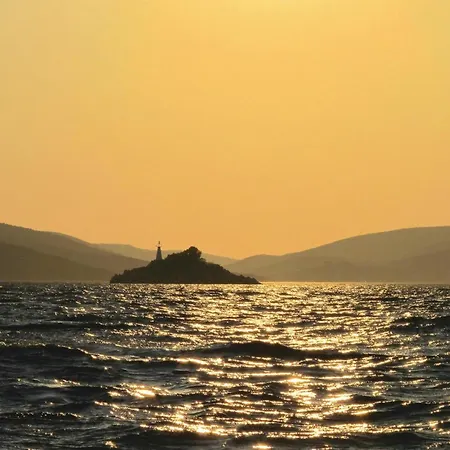 Apartmán Awesome In Mastrinka With Kitchen Trogir